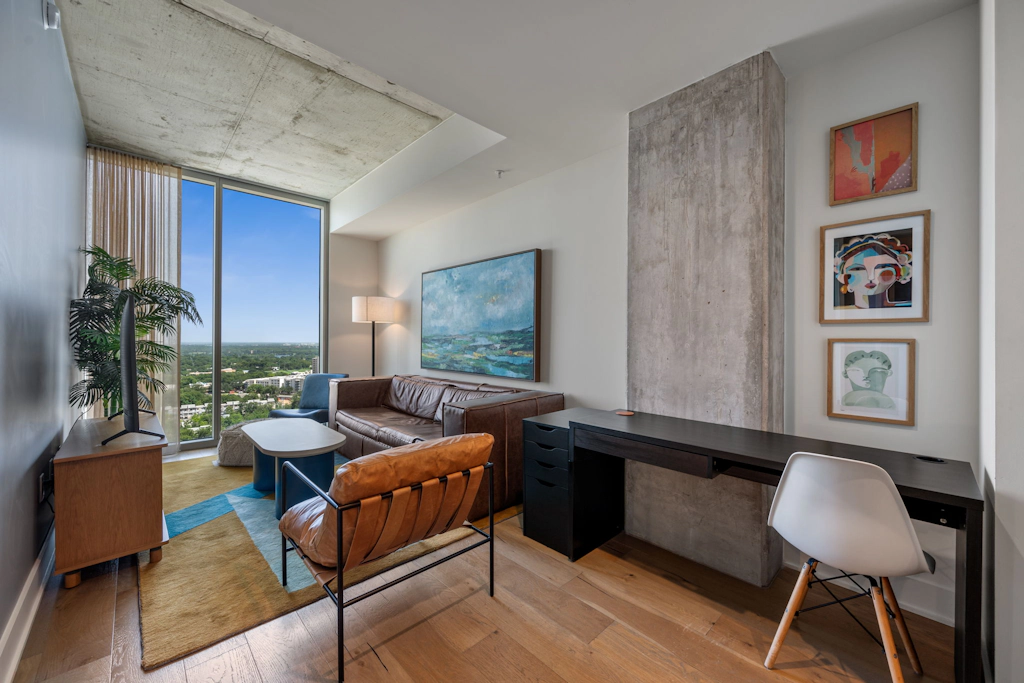 Natiivo Luxury Lakeview 1BR | Walk to  Rainey | Pool | Gym | WFH