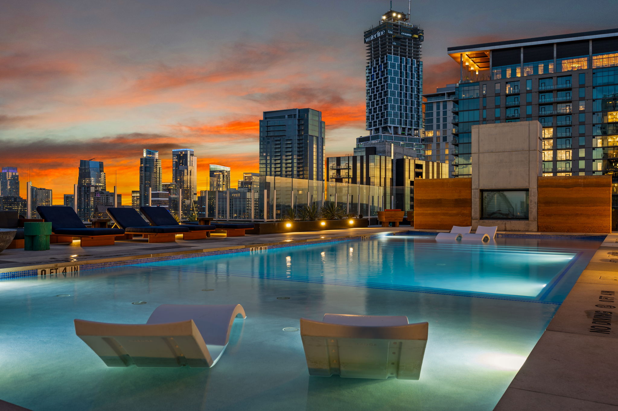 Luxury Lakeview 1BR | Walk to  Rainey | Pool | Gym | WFH