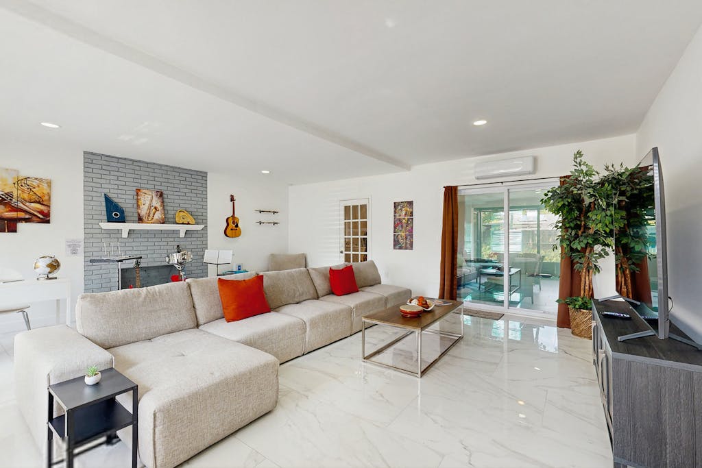 Stylish Avondale Home – Pet-Friendly & Walkable