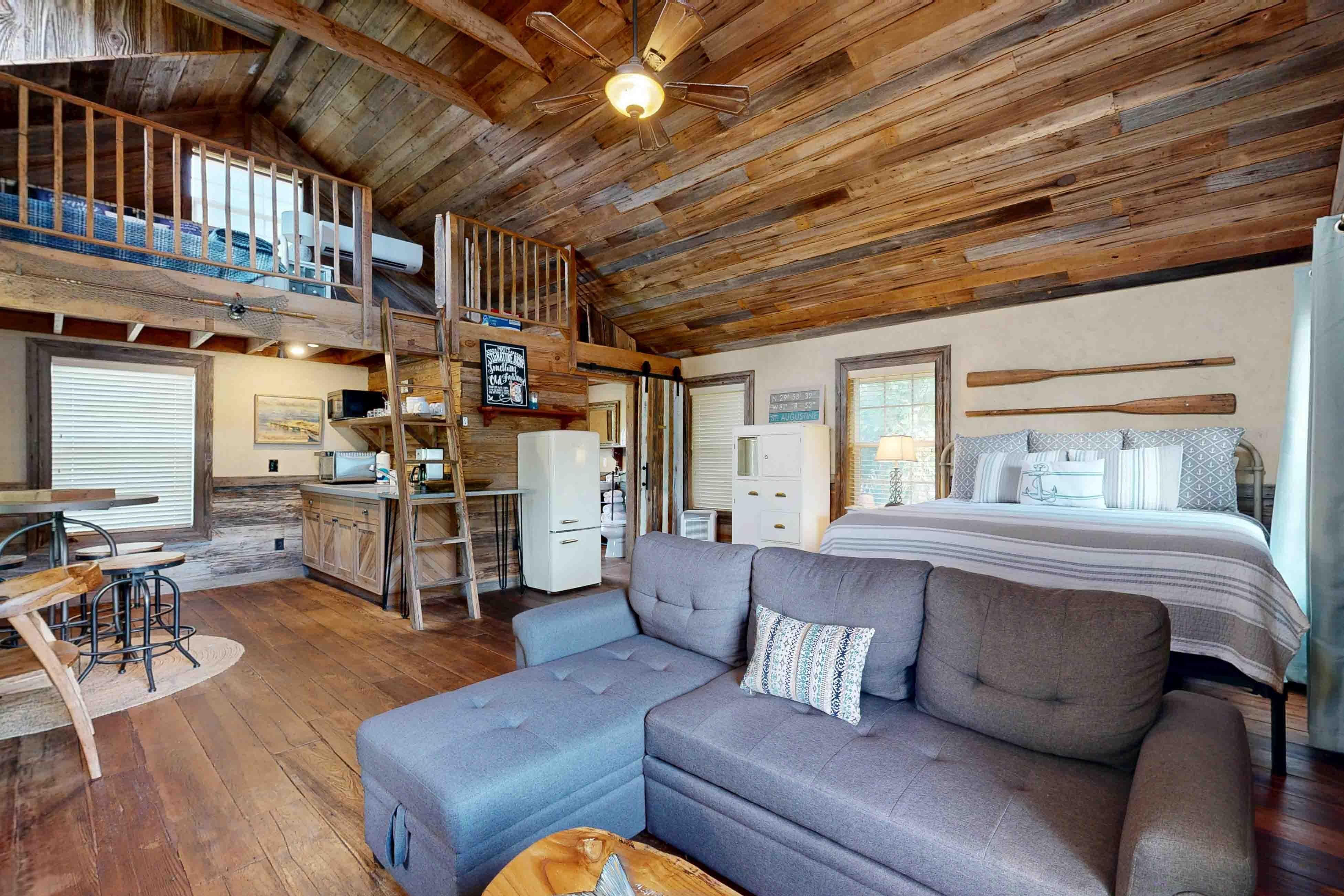 Charming Garage Apartment Near Restaurants, Bars and Historic Downtown