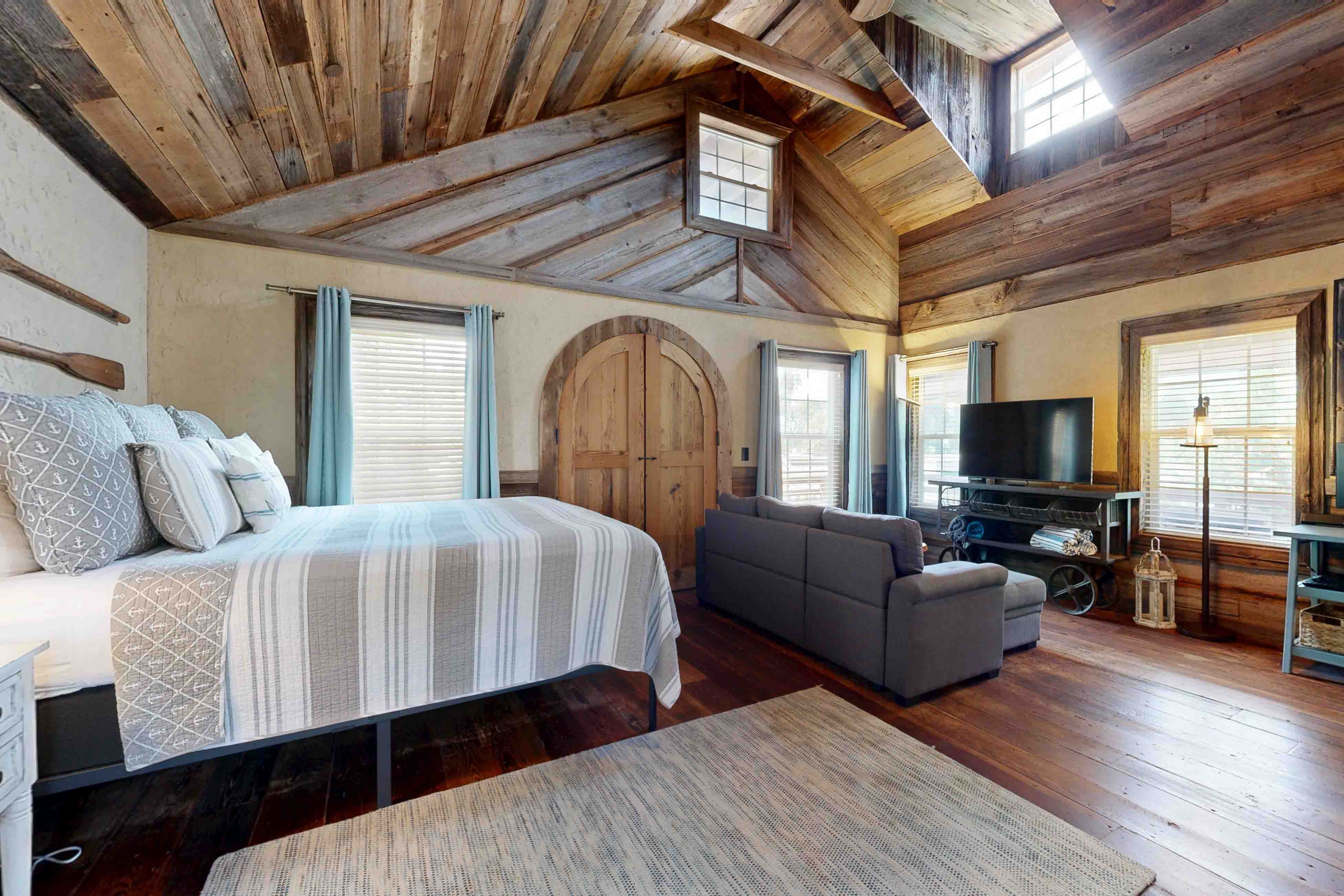 Charming Garage Apartment Near Restaurants, Bars and Historic Downtown