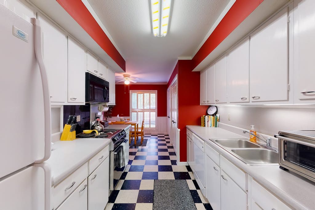 Condo with central AC, washer/dryer, shared outdoor pool, & on-site golf