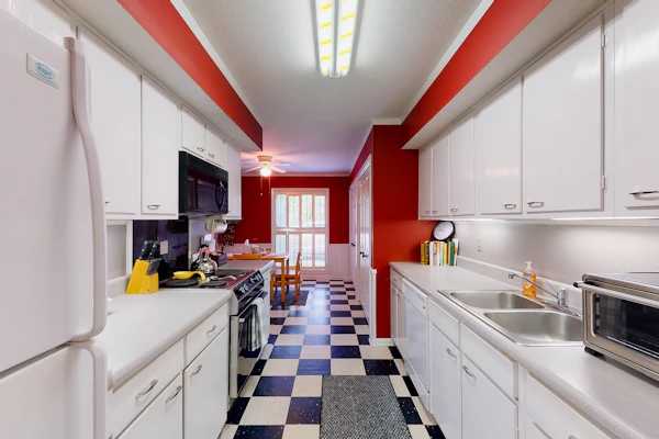 Condo with central AC, washer/dryer, shared outdoor pool, & on-site golf