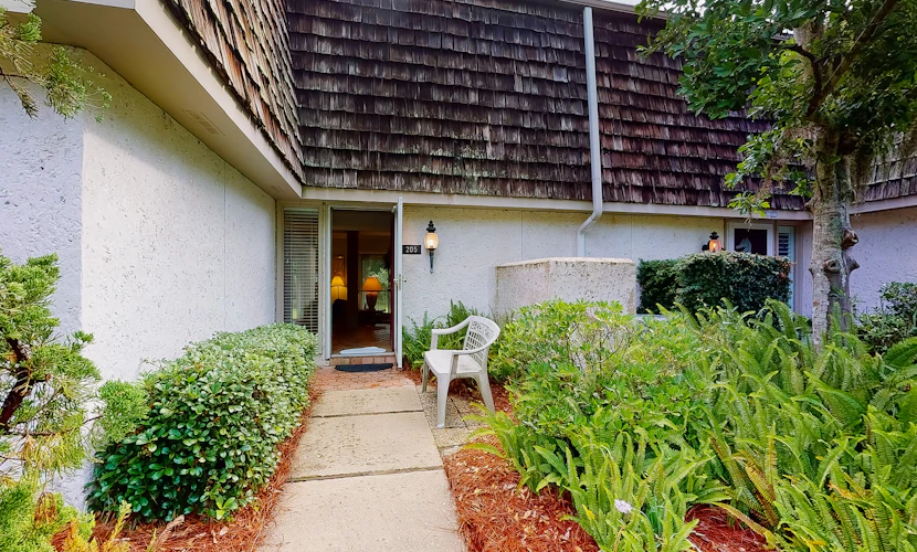 Condo with central AC, washer/dryer, shared outdoor pool, & on-site golf