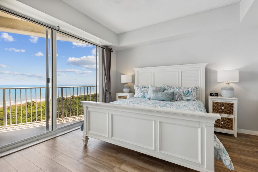 Oceanfront condo,beach access, heated pool, tennis courts
