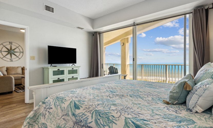 Oceanfront condo,beach access, heated pool, tennis courts