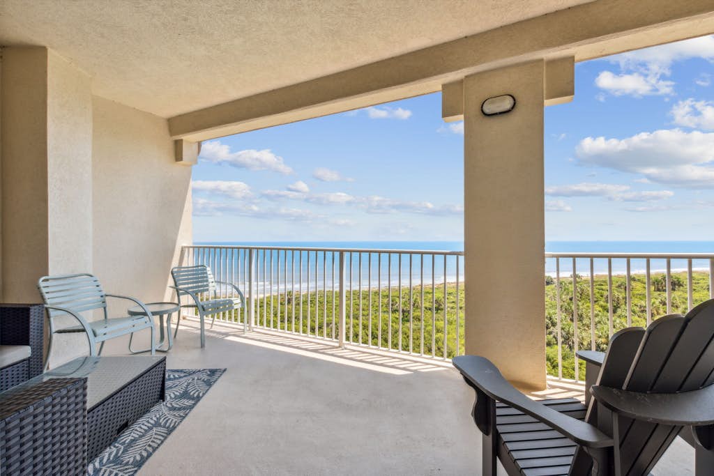 Oceanfront condo,beach access, heated pool, tennis courts