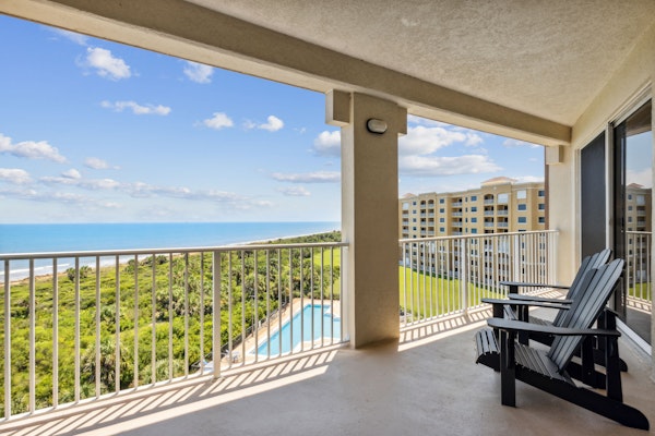 Oceanfront condo,beach access, heated pool, tennis courts