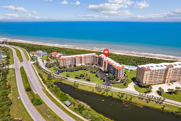 Oceanfront condo,beach access, heated pool, tennis courts