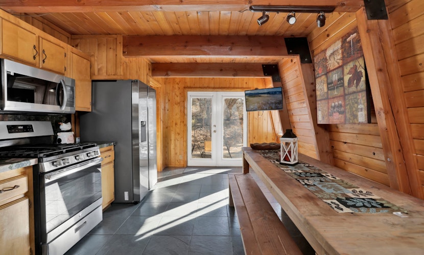 The Cave at Big Bear Lake - Adorable Mountain Retreat w/ Hot Tub