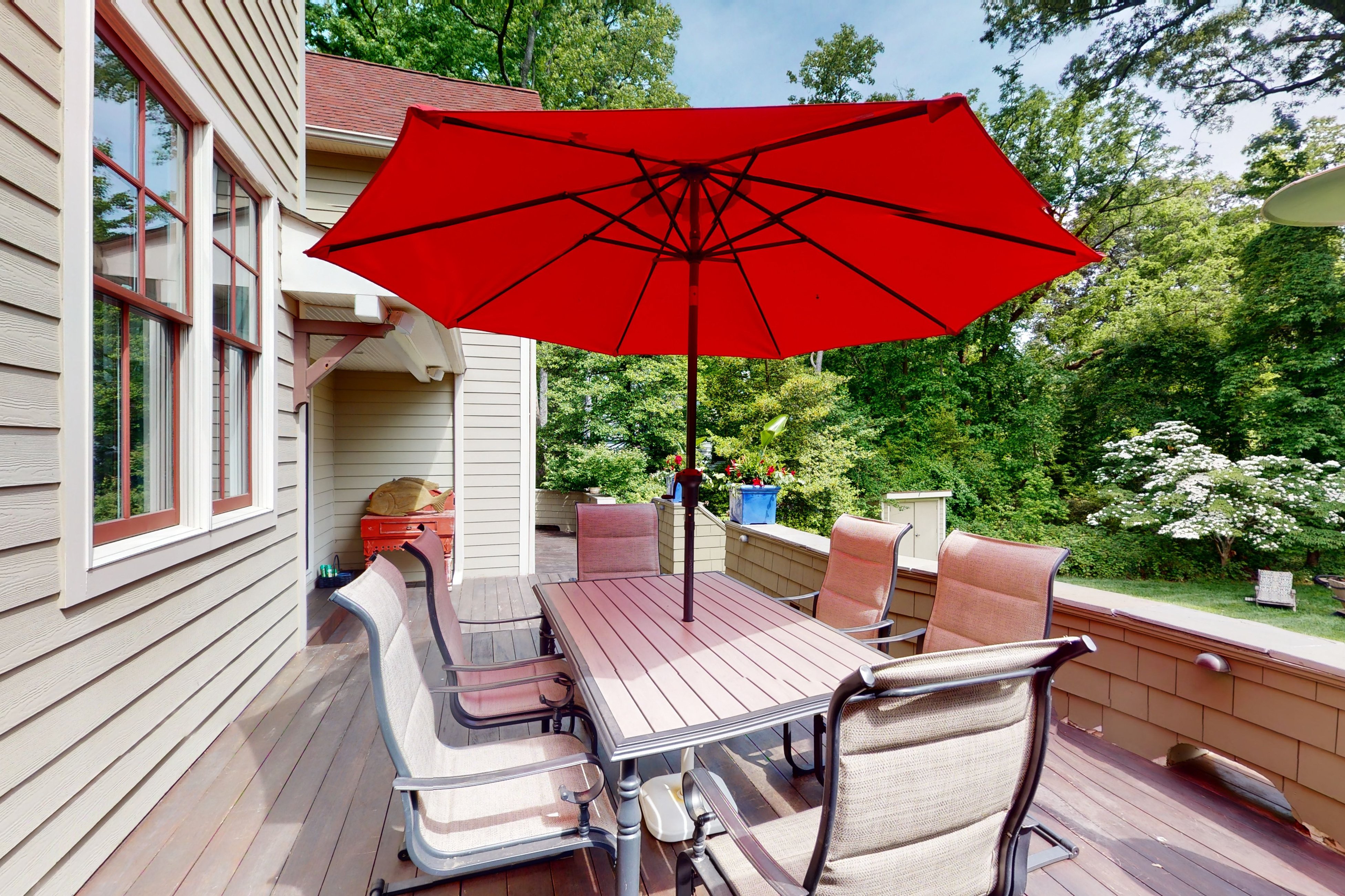 3-story, dog-friendly home near beaches with home theatre, grill & gaming tables