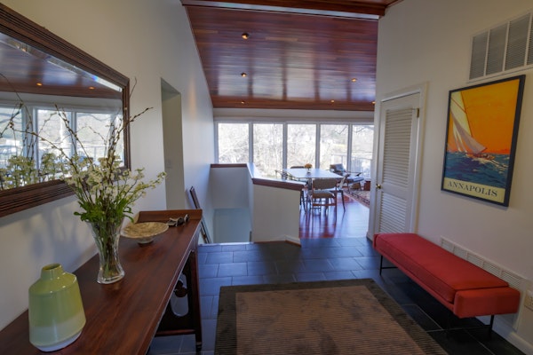 Riverfront home with multiple decks, central AC, washer/dryer - two dogs OK