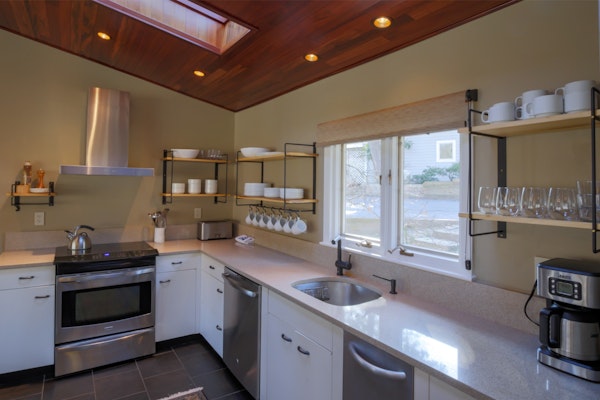 Riverfront home with multiple decks, central AC, washer/dryer - two dogs OK