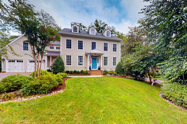 3-story home near river with patio, firepit, Ping-Pong, grill and wood fireplace