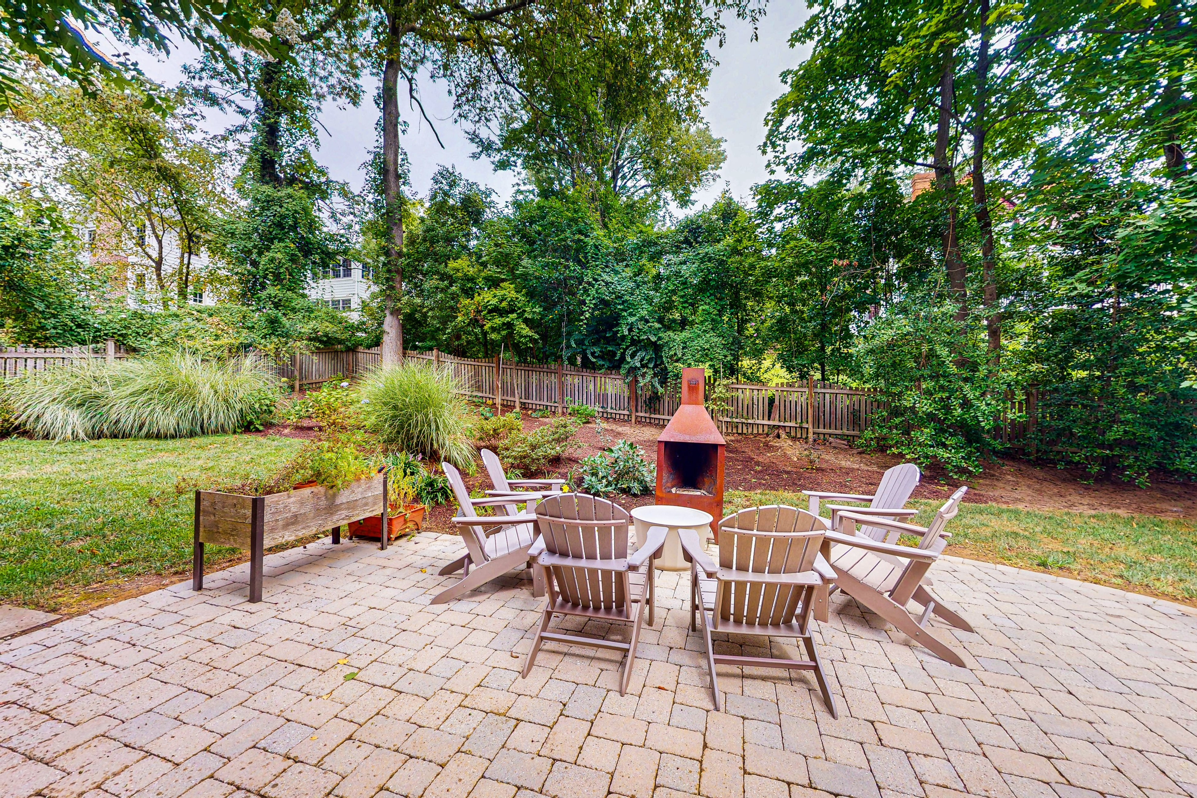 3-story home near river with patio, firepit, Ping-Pong, grill and wood fireplace