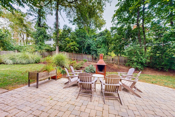 3-story home near river with patio, firepit, Ping-Pong, grill and wood fireplace