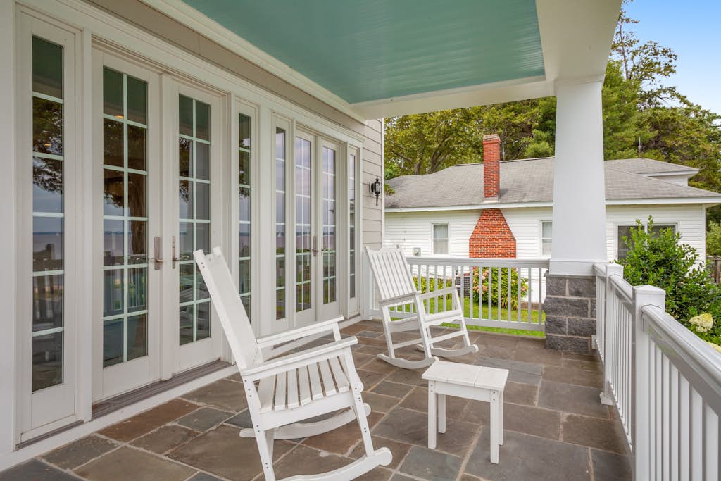 Spacious beachfront home with decks, gas grill, wet bar, gas fireplace, and W/D