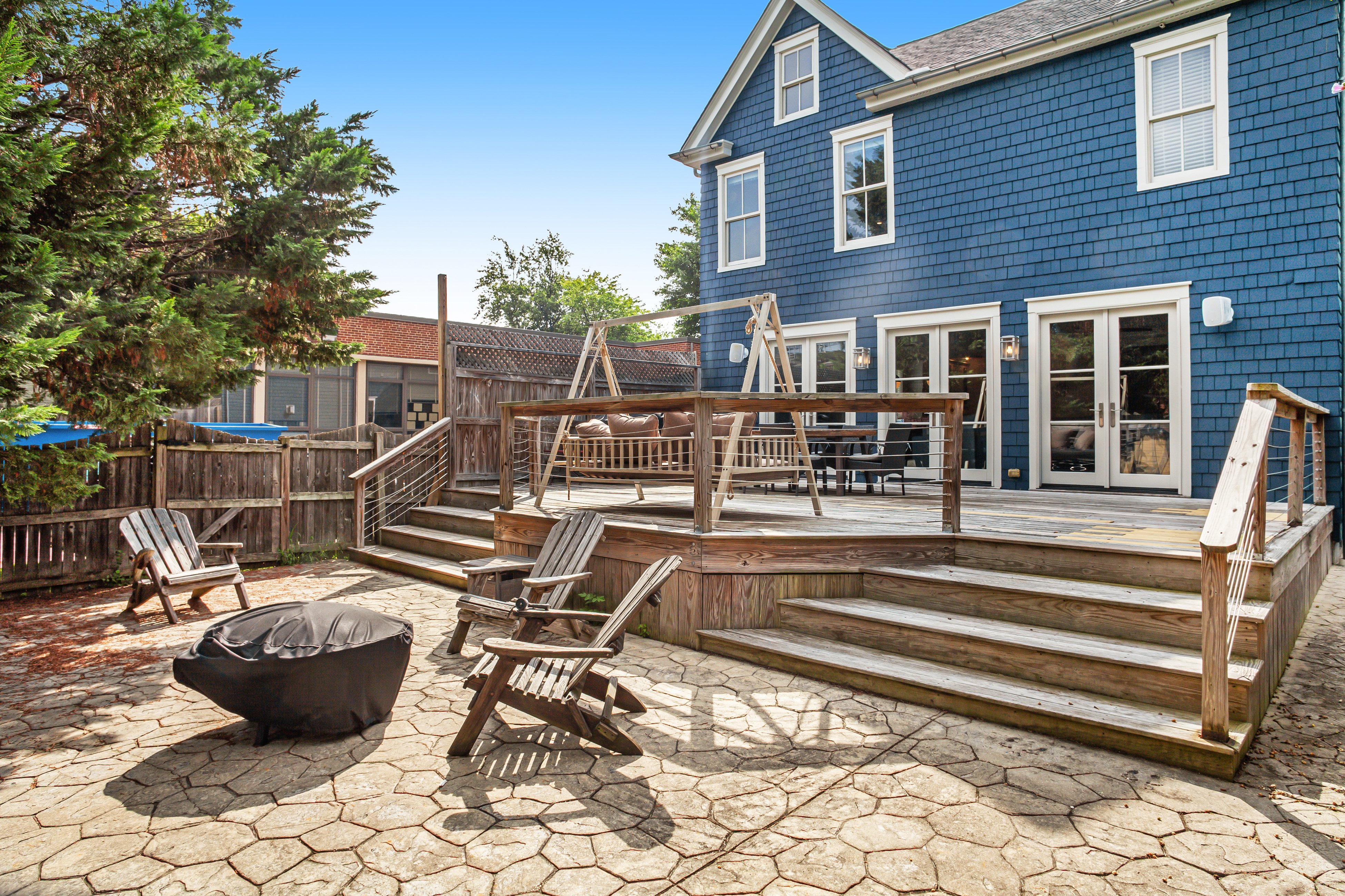 2-story downtown home with enclosed yard, deck, firepit, gas grill & fireplace