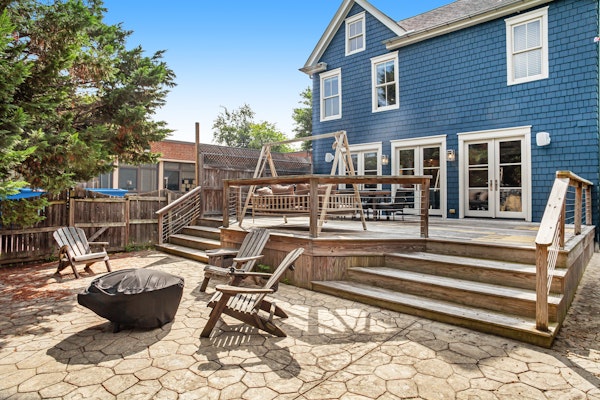 2-story downtown home with enclosed yard, deck, firepit, gas grill & fireplace