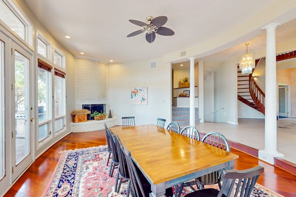 Splendid home w/private pool, fire pit, several decks & balconies