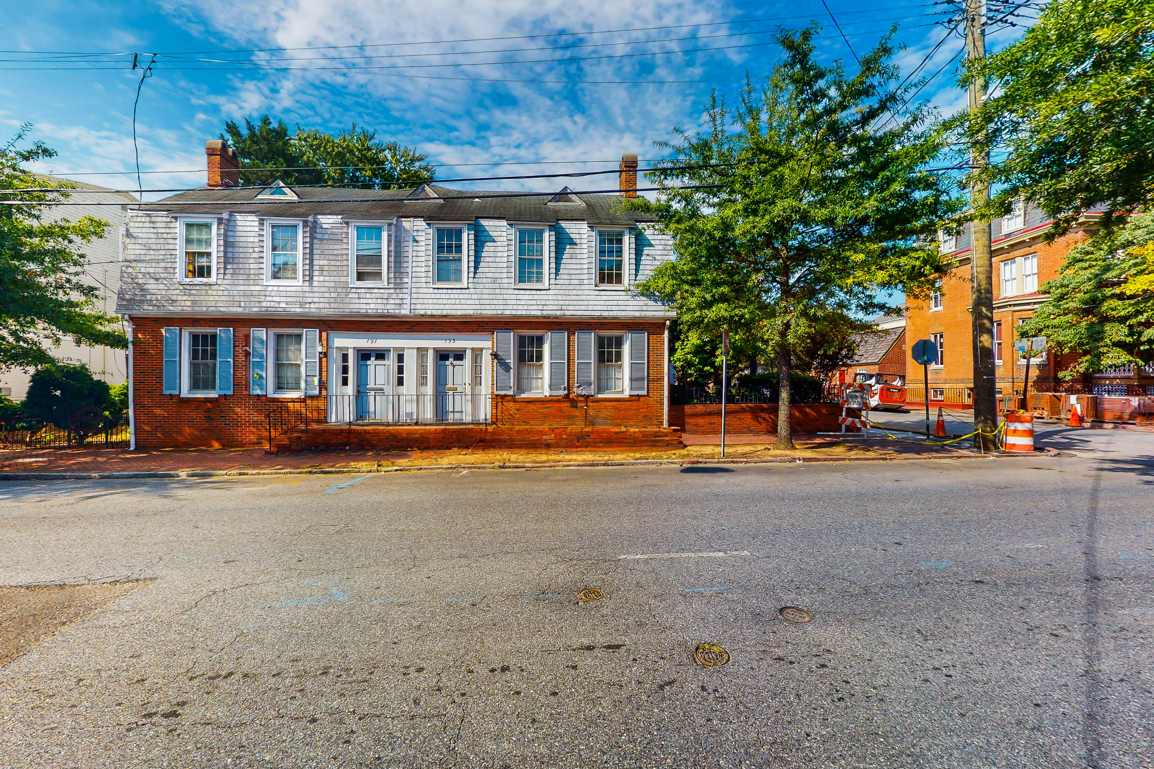 Historic downtown townhome with brick courtyard, sunroom & parking