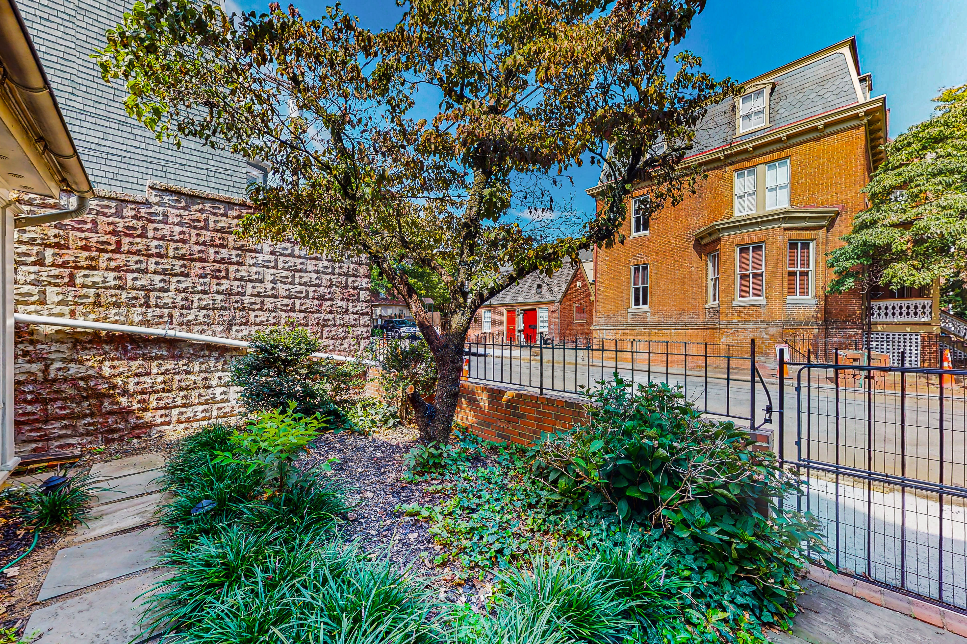 Historic downtown townhome with brick courtyard, sunroom & parking