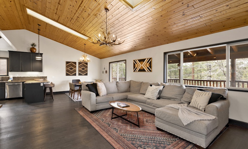 Cielos Nest Cabin | Close to Village and Lake with Hot Tub