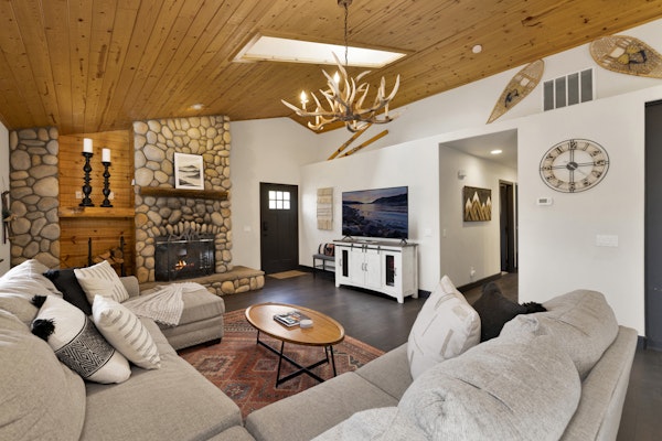 Cielos Nest Cabin | Close to Village and Lake with Hot Tub