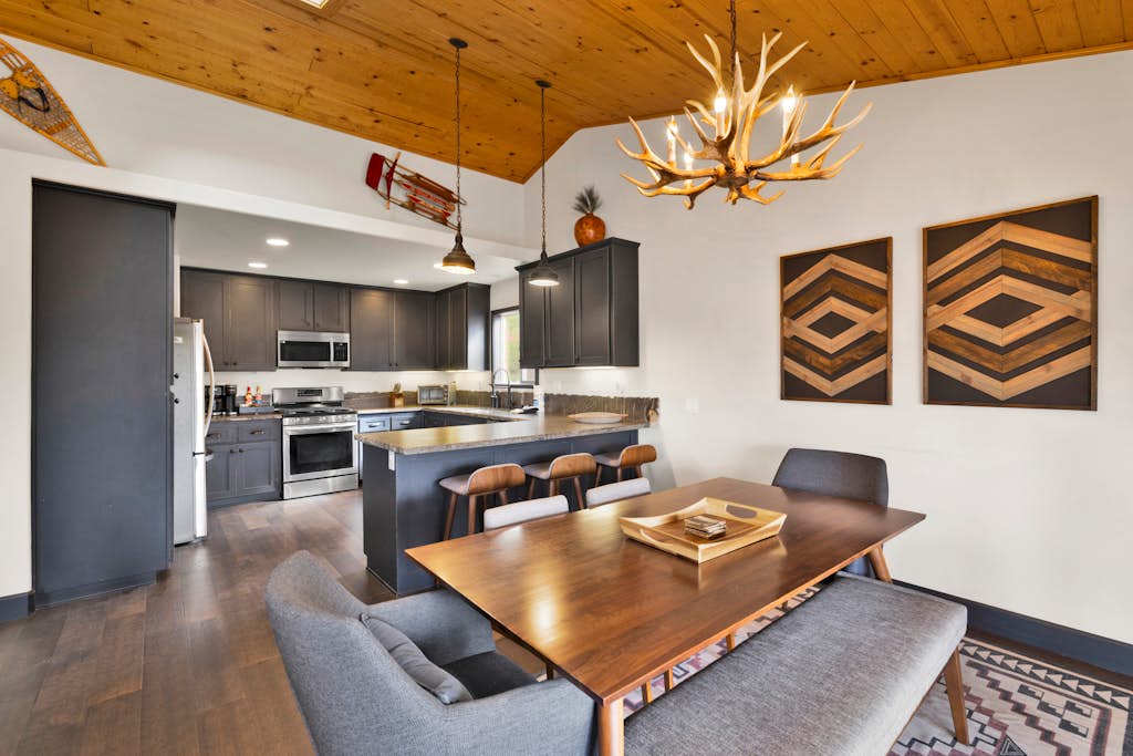 Cielos Nest Cabin | Close to Village and Lake with Hot Tub