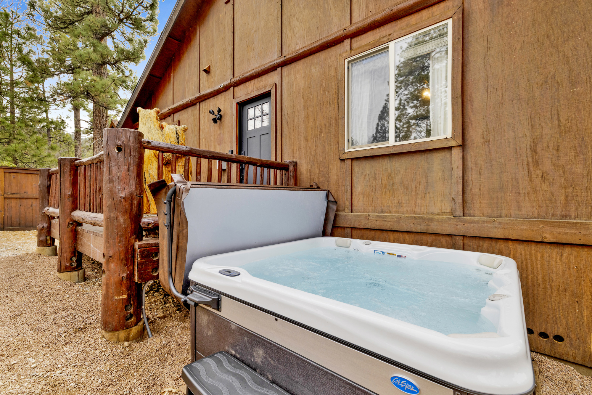 Cielos Nest Cabin | Close to Village and Lake with Hot Tub