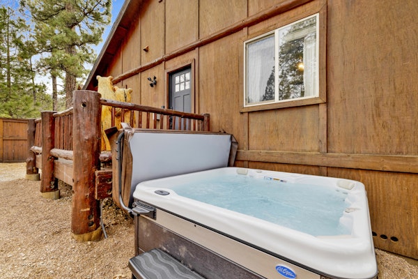 Cielos Nest Cabin | Close to Village and Lake with Hot Tub