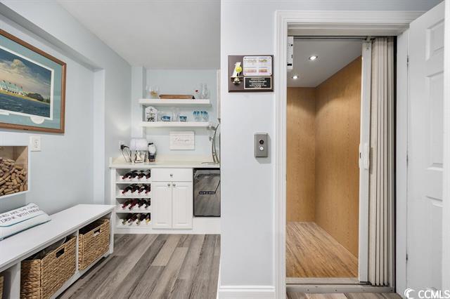 Bright and Modern, Family Friendly Escape w/ Elevator! Charleston Village 201