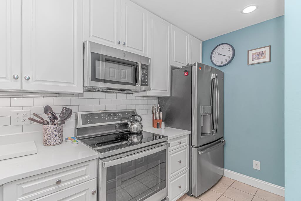 Bright and Modern, Family Friendly Escape w/ Elevator! Charleston Village 201