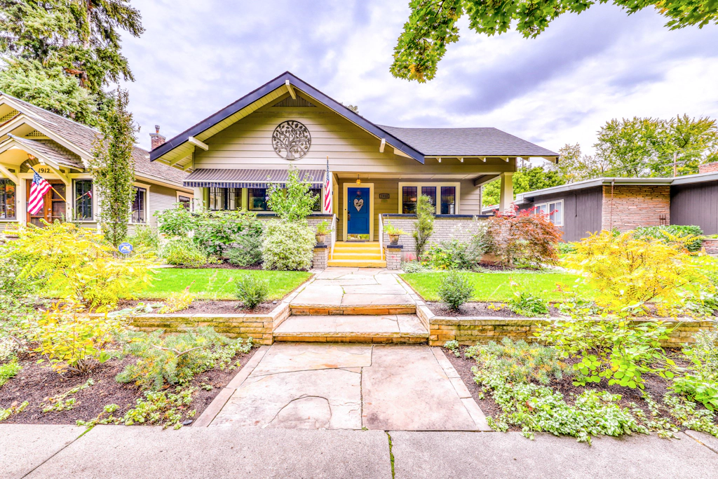 Historic Craftsman Yard, Patio & Fireplace