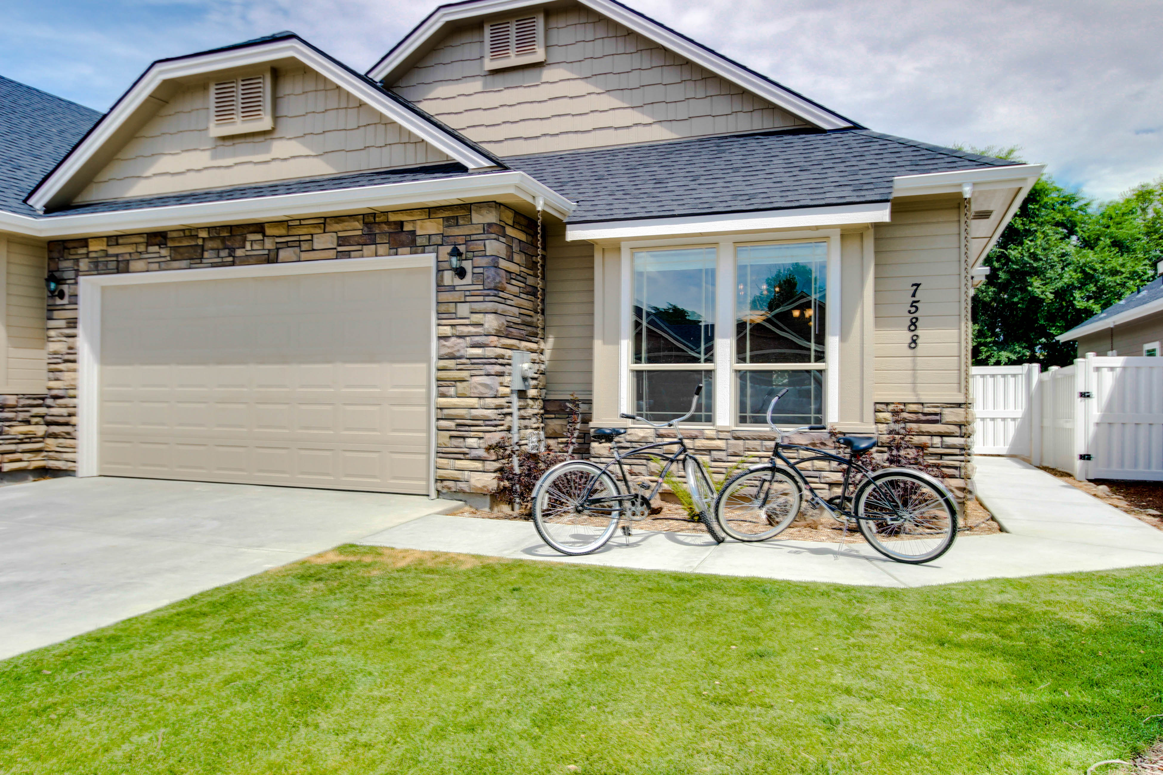 Boise Townhome: Fenced Yard, Patio & Fireplace