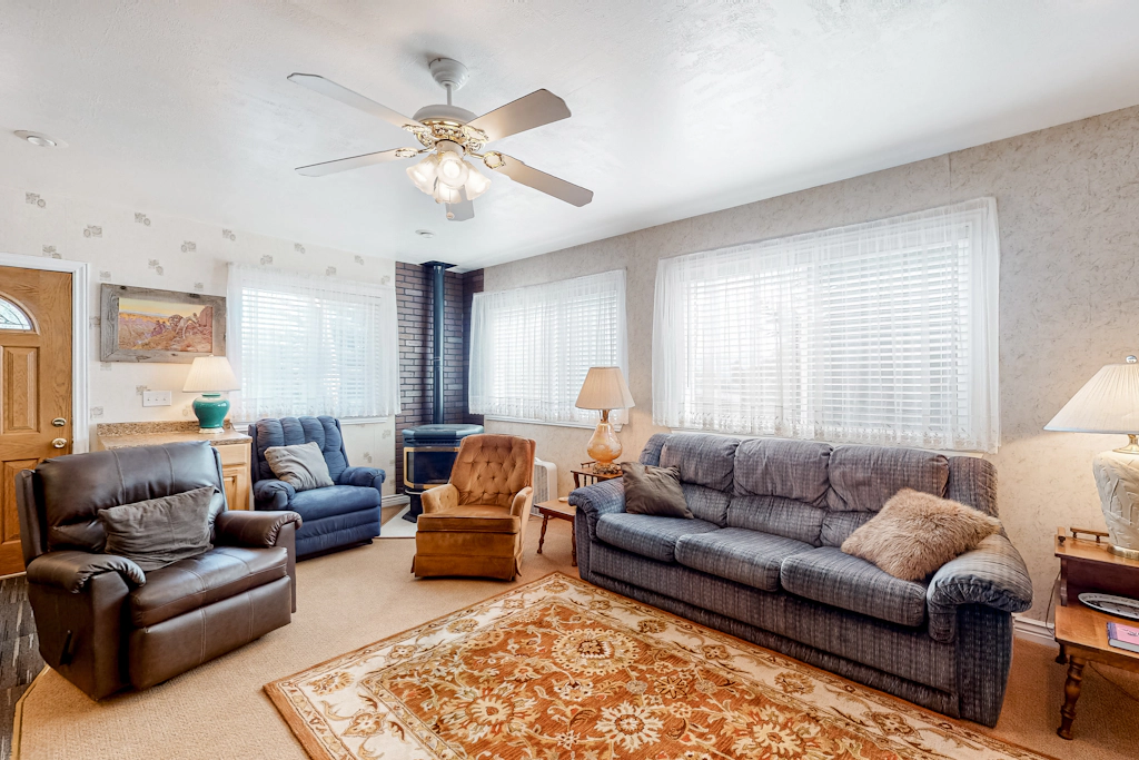 The Cottage Walk to Shops & Cascade Lake