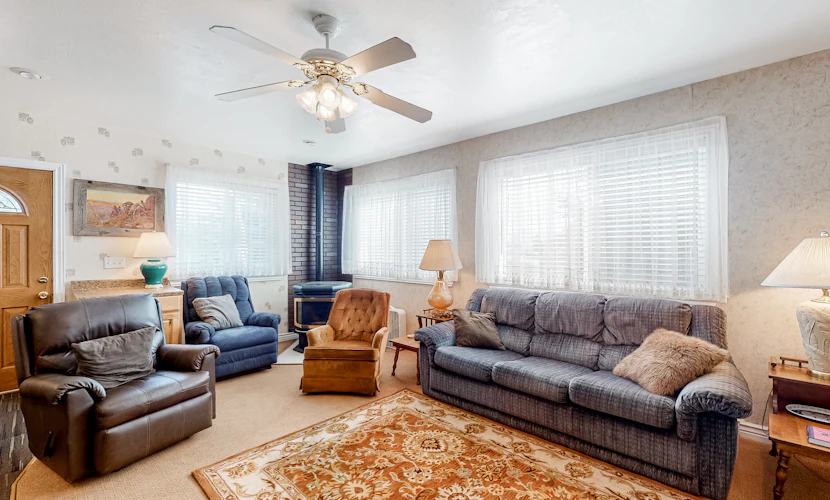 The Cottage Walk to Shops & Cascade Lake