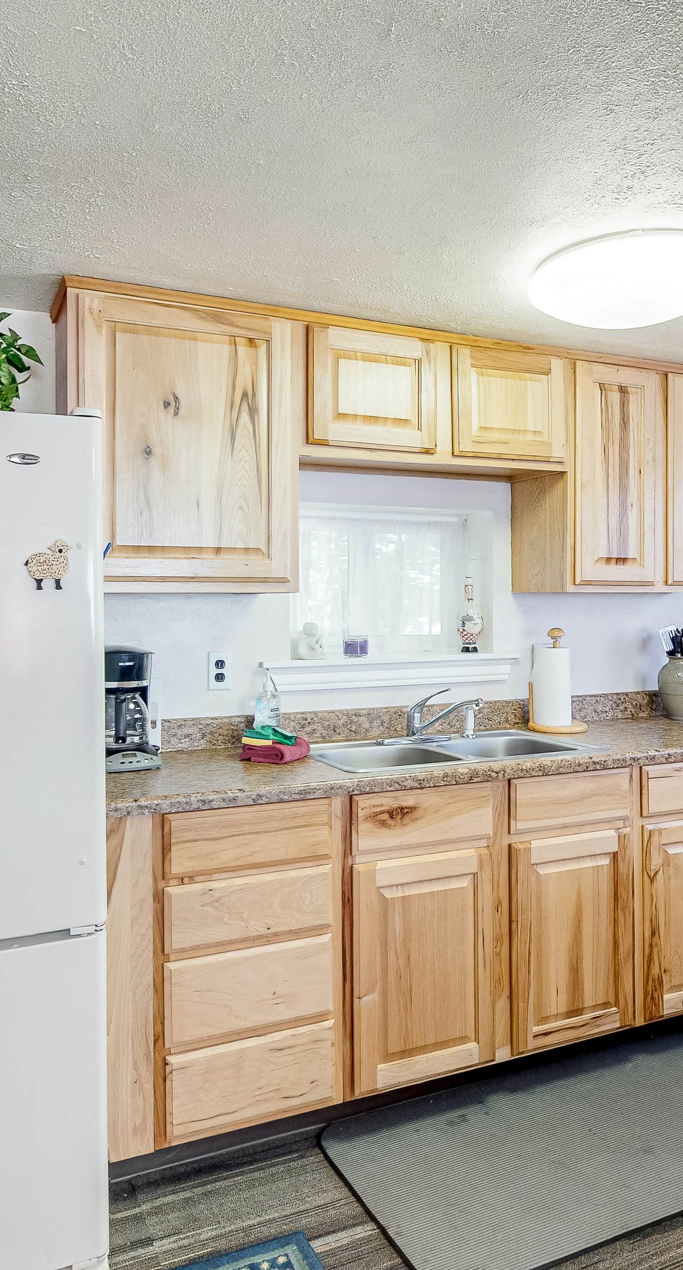 The Cottage | Walk to Shops & Cascade Lake