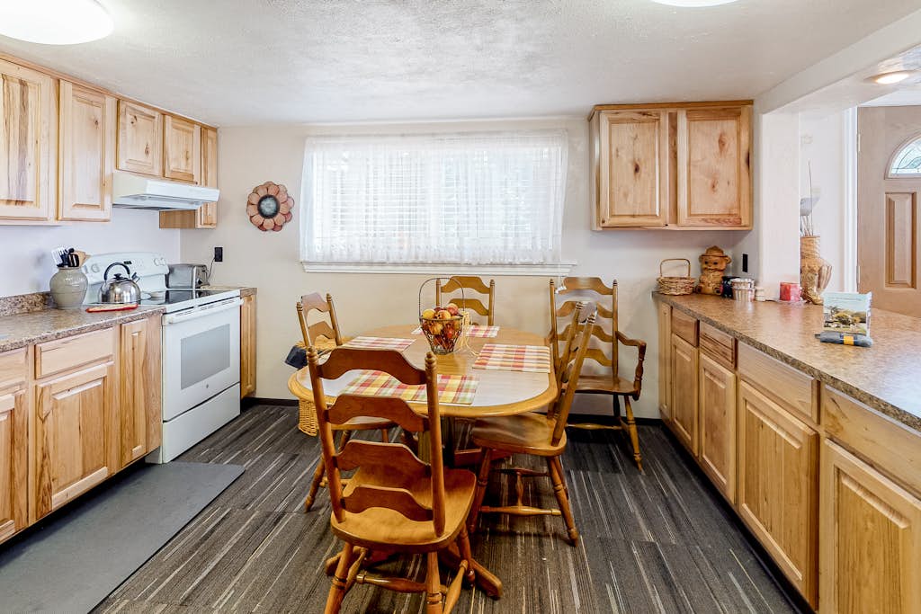 Downtown Cascade Cottage | Walk to Lake & Shops