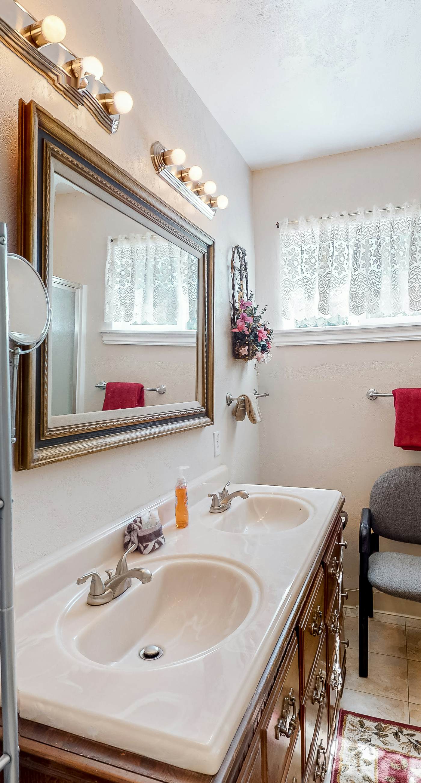 The Cottage | Walk to Shops & Cascade Lake