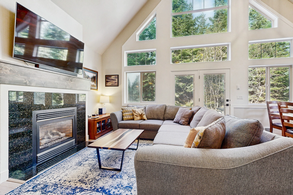McCall Modern 3BR Cabin | Pool & Hot Tub Access
