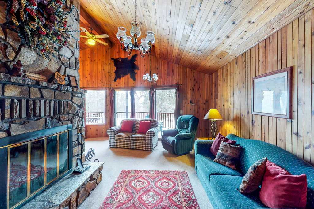 Rustic Cascade Cabin Near Lake Cascade Park