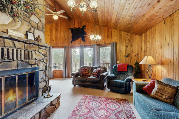 Cascade Cabin | Deck, 2 Living Rooms + Fireplaces