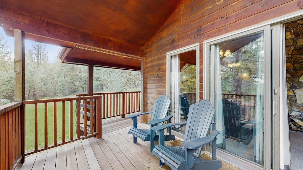 Cascade Cabin | Deck, 2 Living Rooms + Fireplaces