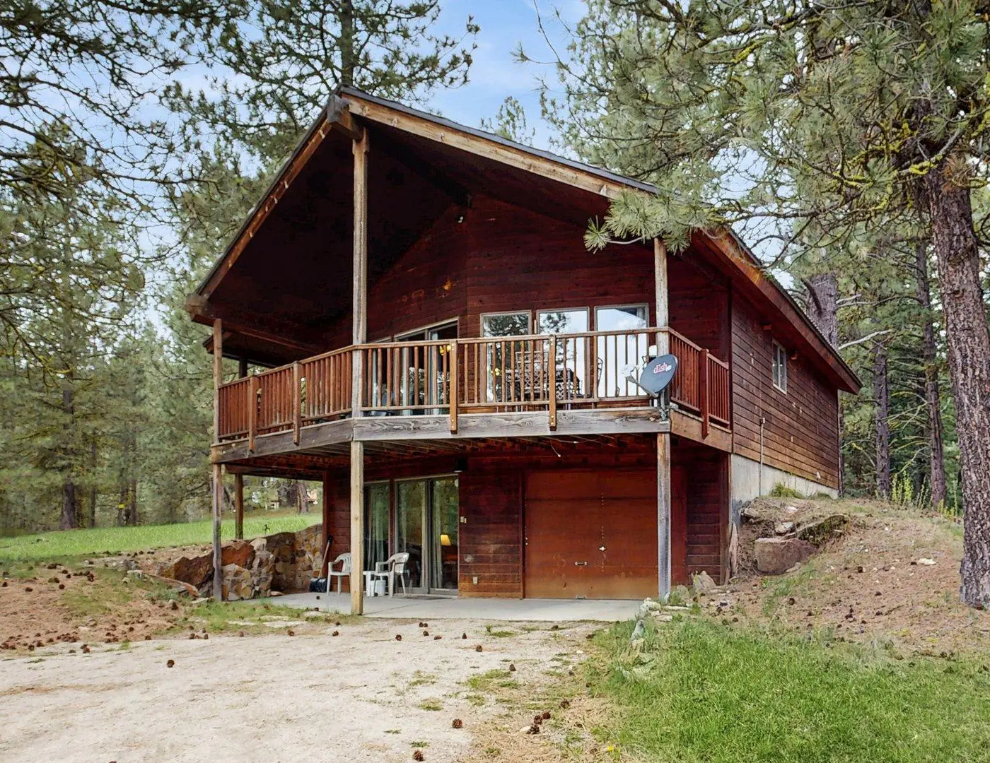 Cascade Cabin | Deck, 2 Living Rooms + Fireplaces