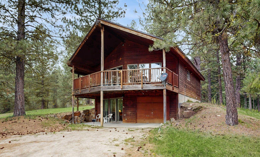 Cascade Cabin | Deck, 2 Living Rooms + Fireplaces
