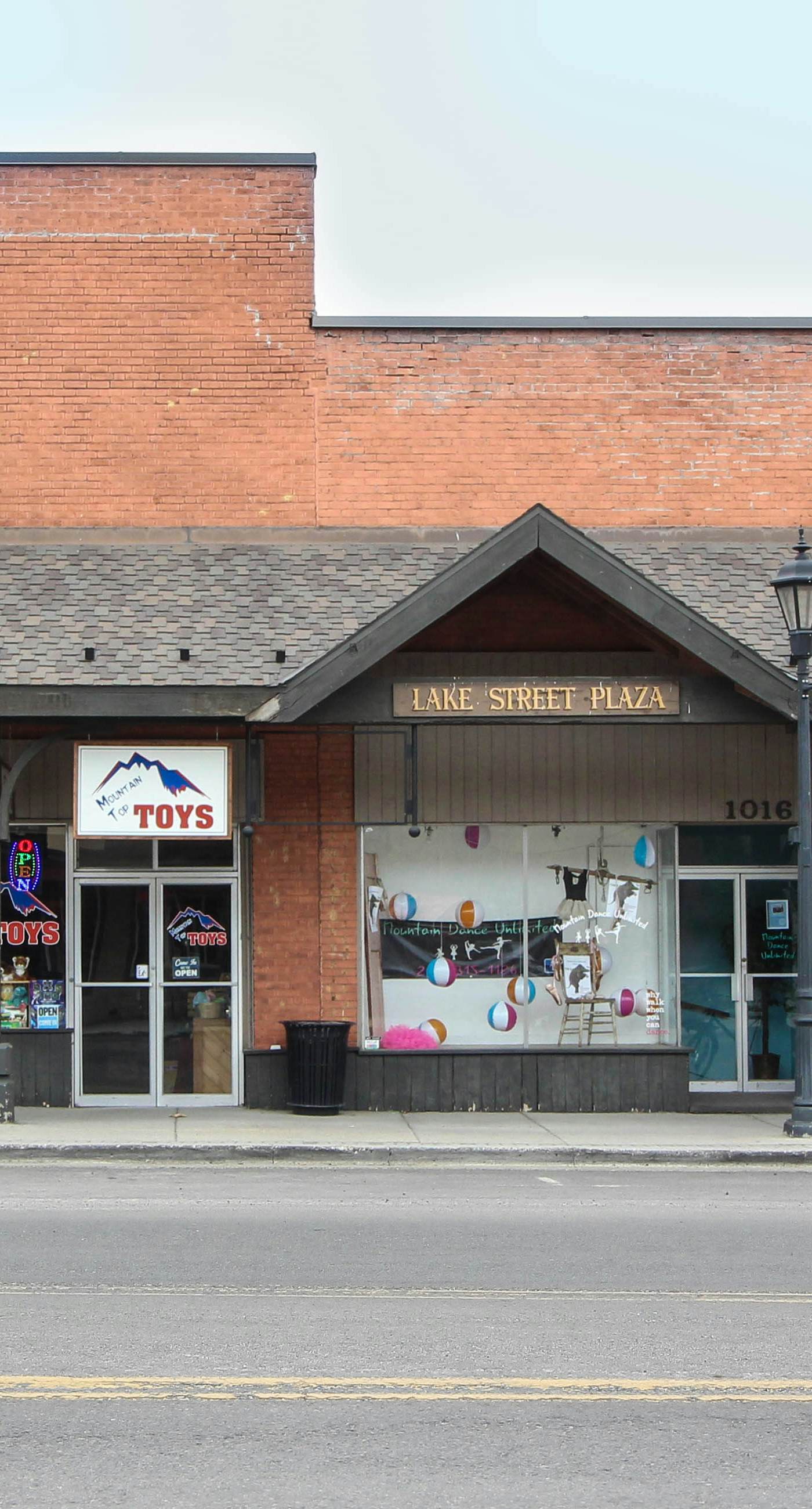 Lake & Town Access: Deck, Pool & Wood Stove