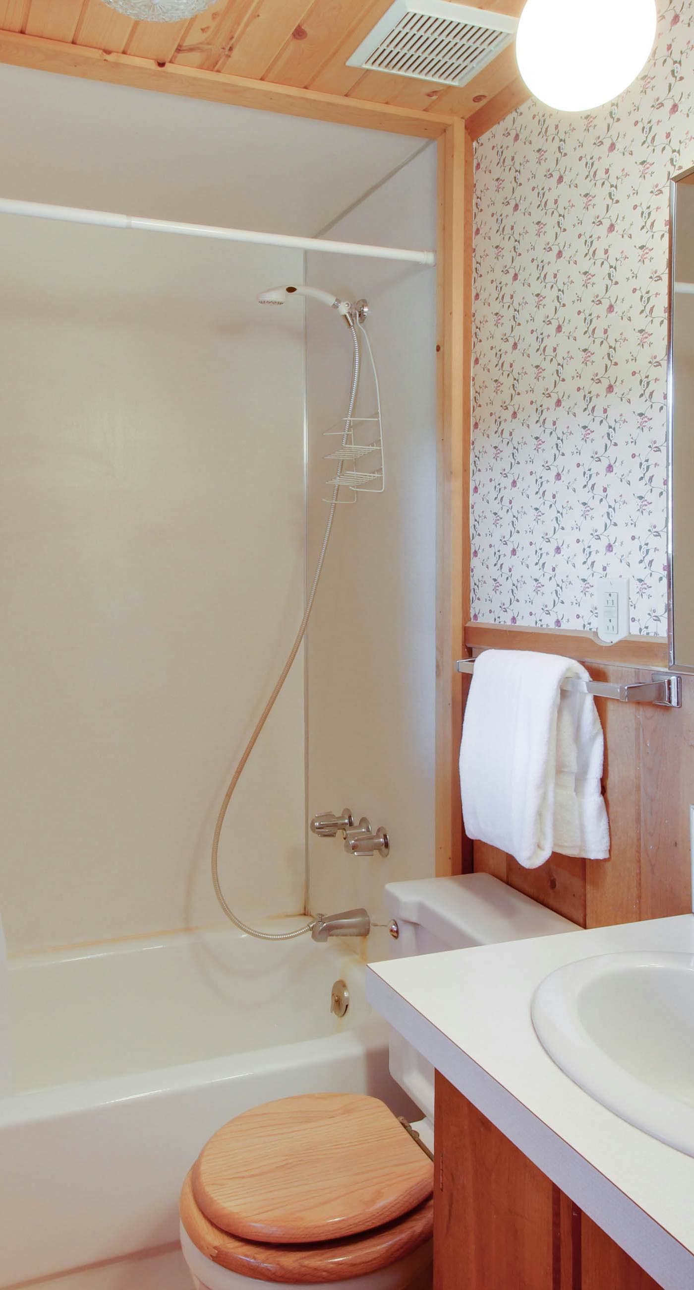 McCall Lakehouse: Private Dock, Beach & Grill