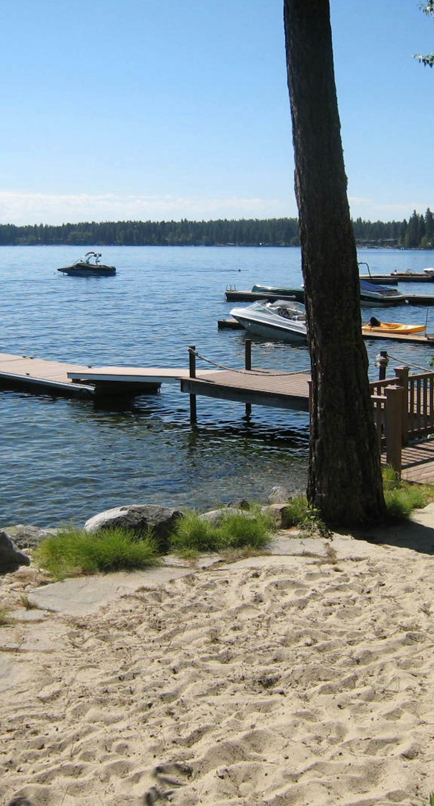 McCall Lakehouse: Private Dock, Beach & Grill