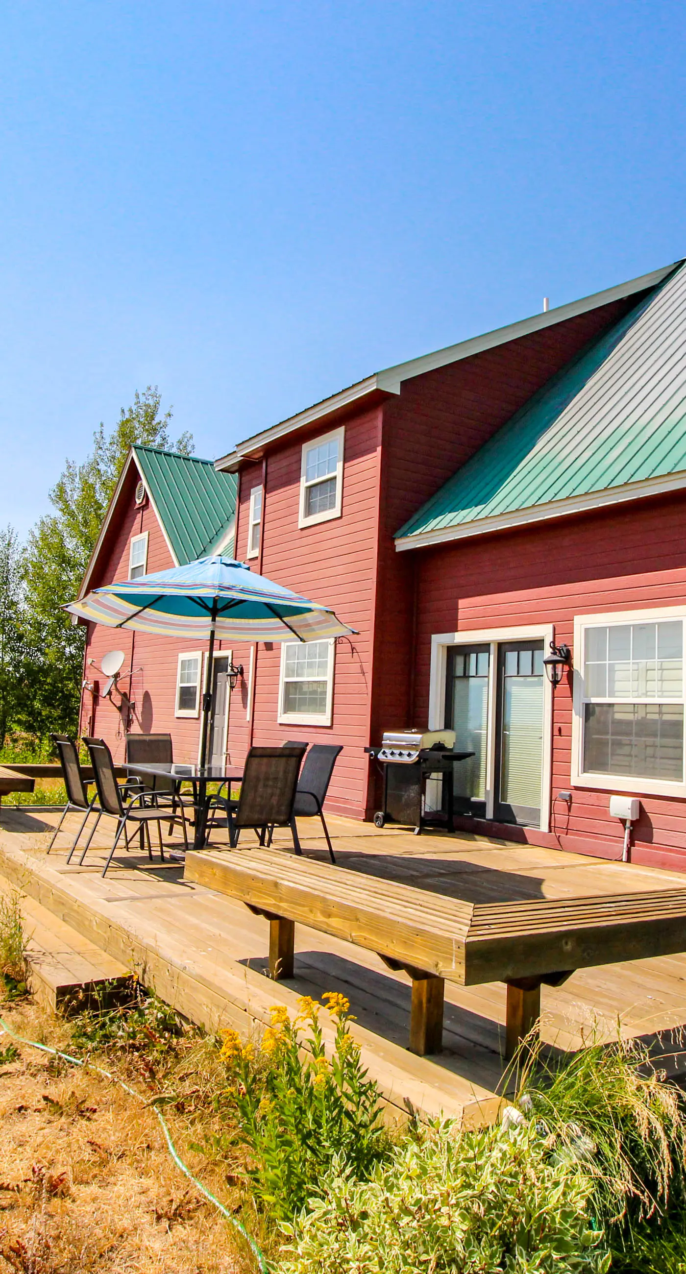 Secluded Country Home: Deck & Mountain Views
